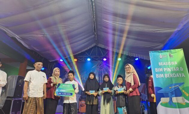 PENYERAHAN BEASISWA 2 SISWA BIM PINTAR DAN 2 SISWA BIM BERDAYA DI MI MABDAUS SHOLAH POMAHAN